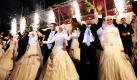 Frisch vermählte Paare feiern auf einer Massenhochzeit im Hafen von Sidou im Süden des Libanons. Organisisert wurde die Zeremonie vom libanesisch-palästinensischen Komitee und von Bahia Hariri, der Schwester des Premierministers Rafiq Hariri. Siebenundsiebzig Paare und ihre Familien und Freunde nahmen an der Feier teil. Foto: dpa