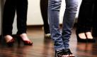 Junge Frauen trainieren am Samstag (14.11.2009) in den verschiedensten Stöckelschuh-Typen in Leer das Gehen in 'High Heels'. In der ostfriesischen Ballettschule Oberfeuer wird den Frauen Stück für Stück beigebracht, sich auch auf schwierigem Terrain sicher in den Hochhackigen bewegen zu können. Foto: Ingo Wagner dpa/lni (Zu dpa-KORR 'Stöckelschuh-Lehrgang in Ostfriesland' vom 15.11.2009) +++(c) dpa - Bildfunk+++ Foto: dpa
