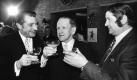 Die Helden von Bern, 18 Jahre nach dem Triumph: Fritz Walter, Alt-Bundestrainer Sepp Herberger und Siegtorschütze Helmut Rahn (von links) stoßen auf Herbergers 75. Geburtstag an. Foto: dpa