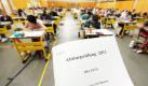 Abiturienten des achtjährigen Gymnasiums (G8) schreiben in der Turnhalle des Anton-Bruckner-Gymnasiums in Straubing (Niederbayern) die Abiturprüfung in Deutsch. Rund 32 800 Schüler des achtjährigen Gymnasiums (G8) legen in Bayern in diesen Tagen ihre Prüfungen ab. Foto: dpa