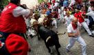 Da laufen sie wieder: Beim sechsten Stierlauf des San-Fermin-Festes im spanischen Pamplona rennen Touristen und Einheimische um ihr Leben. Foto: ap
