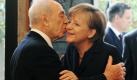 Der israelische Staatspräsident Shimon Peres empfängt Bundeskanzlerin Angela Merkel vor der Residenz des Präsidenten in Jerusalem. Am frühen Abend endet die zweitägige Reise der Bundeskanzlerin, bei der sie den israelischen Premier Benjamin Netanjahu aufforderte, den Friedensprozess mit den Palästinensern nicht ins Stocken kommen zu lassen. Foto: dpa