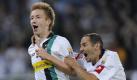 Mit Riesenschritten und toller Leistung zum Favoriten der Fans: Gladbachs Marco Reus (links) hat den Ex-Gladbacher Marko Marin mehr als ersetzt. Oldie Oliver Neuville freut sich ekstatisch mit ihm. Foto: dpa