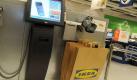 Lebst du schon? Auch bei Ikea darf man es neuerdings eilig haben. Und schnell mal selbst seine Billys durch die Kasse ziehen. Foto: IKEA / Markus Hildebrand  