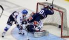 Voller Einsatz: Im Spiel Eisbären Berlin gegen Adler Mannheim hängt sich der Berliner Mads Christensen an das Mannheimer Tor. Foto: Britta Pedersen Foto: dpa