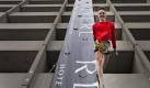 Laufsteg mal ganz anders: In luftiger Höhe präsentieren Models an der Fassade des Bostoner Hotels Revere die neuesten Kreationen des britischen Designers Ted Baker. Foto: Dominick Reuter Foto: dpa
