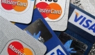 MasterCard und Visa Kreditkarten sind am Mittwoch, 18. November 2009, in Frankfurt, Hessen, zu sehen. Die grossangelegte Kreditkarten-Rueckrufaktion wird ueber als 100.000 Kunden saemtlicher Bankinstitute umfassen. 'Alle Banken sind betroffen', zitierte 'Welt Online' am Mittwoch, 18. November 2009, den Sprecher des Zentralen Kreditkartenausschusses (ZKA), Steffen Steudel. Deshalb gebe es ein einheitliches Vorgehen, alle moeglichen betroffenen Kunden wuerden angeschrieben. (AP Photo/Jochen Krause) ** zu APD1790 ** --- MasterCard and VISA credit cards are seen in Frankfurt, Germany, on Wednesday, Nov. 18, 2009. (AP Photo/Jochen Krause) Foto: ap