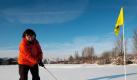 Golf im Schnee spielt eine Frau am Dienstag (05.01.2010) auf einem Golfplatz in Leipzig. Trotz Schnee und Minusgraden hat der Leipziger 'GolfPark' geöffnet. Für die kommenden Tage wird weiterer Schneefall vorhergesagt. Foto: Peter Endig/lsn +++(c) ZB-FUNKREGIO OST - Honorarfrei nur für Bezieher des ZB-Regiodienstes+++ Foto: dpa