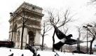 Tauben versammeln sich im Schnee vor dem Arc de Triomph in Paris. Foto: ap