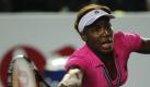 Die US-Amerikanerin Venus Williams spielt den Ball an ihre chinesische Gegenspielerin Zheng Jie bei den Hong Kong Tennis Classic 2010. Venus Williams gewann das Spiel. Foto: ap