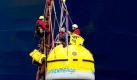 Bei einer Protestaktion außerhalb des schottischen Shetland haben sich Greenpeace-Aktivisten mit einem survival pod an die gewaltige Ankerkette der Ölplattform Chevron's Stena Carron gehängt. Die Umweltorganisation verhinderte damit, dass die Plattform die richtige Postion einnehmen konnte, um die Tiefwasserbohrungen nach Öl durchzuführen.  Foto: dpa