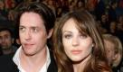 Elizabeth Hurley und Hugh Grant gehen im am Mittwoch (20.10.1999) vor dem Kölner Cinedom durch ein Spalier von Fans, die die Stars zur Deutschland-Premiere des Films 'Mickey Blue Eyes' feierten. Beide erfüllten in aller Ruhe zahlreiche Autogrammwünsche ihrer Fans, bevor des Film startete
 Foto: dpa