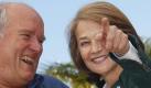 Charlotte Rampling (rechts) und Fotograf Peter Lindbergh verbreiten gute Laune in Cannes. Foto: dpa