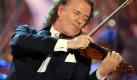 Der niederländische Dirigent und Musiker André Rieu ist mit der Karlsmedaille ausgezeichnet worden. Geehrt wurde der 60-Jährige, weil er eine Besinnung auf die kulturellen Wurzeln Europas erreiche, sagte Kuratoriumsmitglied Michael Kayser bei der Verleihung in Aachen.
 Foto: dpa