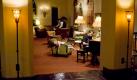 Die beiden wohnen im legendären Hotel Chateau Marmont. Der Regisseurin Sofia Coppola gelingt es meisterhaft Intimität in die Transit-Atmosphäre zu zaubern. Foto: Tobis