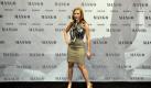Ein Model mit Becken! Scarlett Johansson zeigt, was die spanische Modekette Mango für winterlich hält. Damit löst sie Penélope Cruz als Mango-Gesicht ab.

 Foto: ddp
