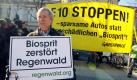 Ein Biosprit-Gegner protestiert in Berlin vor dem Bundesministerium für Wirtschaft und Technologie. Vertreter aus Politik, der Automobil- und Kraftstoffbranche sowie der Landwirtschaft sind zu einem Dialog um den neuen Biokraftstoff Super E10 zusammen gekommen. Foto: dpa