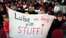 Luisa (links), Fan von Union Berlin, sendet Grüße an den Spieler Christian Stuff von Union Berlin. Der Fussball-Zweitligist hat vor seinen Mitgliedern für die Zeichnung der neuen Stadionaktie geworben. «Wir wollen damit unsere eigenen Angelegenheiten regeln. Es ist unser Weg, der wahrscheinlich auch gar nicht zu kopieren ist», sagte Präsident Dirk Zingler auf einer Mitgliederversammlung vor rund 2000 Teilnehmern. Foto: dapd