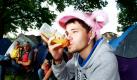 Ein Besucher des Musikfestivals Rock im Park trinkt in Nürnberg aus einer Baby-Flasche. Bei dem bis zum Sonntag dauernden Musikfestival treten rund 85 Bands auf.  Foto: dapd