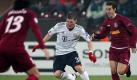 Bastian Schweinsteiger (M) hat gegen Felice Piccolo (l.) und Emil Dica von Cluj keine Probleme. Foto: dpa