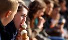 Auch die Eisdielen freuten sich über die verfrühten Sommertage. Foto: dpa