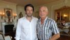 US-Schauspieler Ben Affleck (l) und Frederic Prinz von Anhalt im Kaminzimmer der Villa in Bel Air, einem Stadtteil von Los Angeles. Foto: dpa