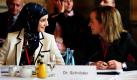 Religionswissenschaftlerin Tuba Isik-Yigit (links) und Familienministerin Kristina Schröder unterhalten sich vor Beginn der zweiten Deutschen Islamkonferenz in Berlin. Die Islamkonferenz war 2006 vom damaligen Innenminister Schäuble ins Leben gerufen worden, um die Integration der in Deutschland lebenden Muslime zu verbessern. Foto: dpa