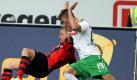 Abstiegskampf: Das Spiel war von harten Zweikämpfen wie hier zwischen Maik Franz (links) und Sandro Wagner geprägt. Foto: dpa
