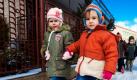 Polnische Schulkinder laufen mit Gummistiefeln in der Stadt Jarocin zurück ins Schulgebäude. Die Stadt hat 1000 Paar dieser Gummistiefel an Kinder und Lehrer einer Schule verteilt. Dort wurden gerade neue Wasserrohre verlegt - und es könnte wohl ein bisschen nass werden. Foto: ap