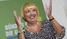 Bei Claudia Roth (Die Grünen) hätte man vielleicht mit vielem gerechnet, nur nicht damit: Ein Theaterwissenschaftsstudium hat die Politikerin abgebrochen, danach war sie Managerin der Band Ton Steine Scherben. Allerdings musste sich die Band 1984 auch wegen Verschuldung auflösen.  Foto: dapd