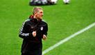 Bastian Schweinsteiger vom Fußball-Bundesligisten FC Bayern München läuft sich im Abschlusstraining im Old-Trafford-Stadion in Manchester warm. Der FC Bayern trifft heute im Viertelfinal-Rückspiel auf Manchester United. Das Hinspiel hatte der FC Bayern mit 2:1 gewonnen. Foto: dpa