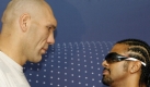 WBA-Weltmeister Nikolai Walujew (links) und sein britischer Herausforderer David Haye posieren in Nürnberg am Rande einer Pressekonferenz. Haye wird am 7. November in Nürnberg gegen Walujew boxen.
 Foto: dpa