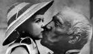 Späte Vaterschaft ist kein neues Phänomen: Pablo Picasso war 66 Jahre alt, als er Vater eines Sohnes wurde. Bei der Geburt von Tochter Paloma - die hier einen väterlichen Kuss bekommt - war Picasso bereits 68 Jahre alt. Foto: dpa