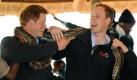 Mutig wie ein Märchenprinz: Der britische Prinz William (rechts) kann beim Anblick der afrikanischen Python um seinen Hals nur lachen. Auch sein Bruder Harry scheint keine Berührungsängste mit einer der größten Schlangenarten der Welt zu kennen. Die beiden Prinzen befinden sich im Mokoloda Nature Reserve in Gabarone, Botswana. In nächster Zeit besuchen die beiden außer diesem noch Charity-Projekten in Lesotho und Südafrika. Foto: ap