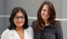 Neben ihrer Tochter Elena (r) steht die Sängerin Nana Mouskouri am Montag (04.10.2004) im Hotel Kempinski in Berlin vor Beginn einer Pressekonferenz zum abendlichen Jubiläumsauftritt in der Philharmonie. Die Künstlerin feiert in diesem Monat ihren 70. Geburtstag, präsentiert gleichzeitig ein neues Album mit dem Titel 'Ich hab gelacht - Ich hab geweint' und will im kommenden Jahr in Leipzig eine große Abschiedstournee starten. Foto: Soeren Stache dpa/lbn Foto: dpa