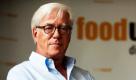 Der Geschäftsführer der Verbraucherschutzorganisation Foodwatch, Thilo Bode, posiert in Berlin in den Geschäftsräumen der Firma. Zum dritten Mal hat Foodwatch den Goldenen Windbeutel für die dreisteste Werbelüge des Jahres vergeben. Der Preis ging dieses Jahr an die Firma Ferrero und deren Produkt Milchschnitte. In diesem Zusammenhang kritisierte Bode auch die Zusammenarbeit des Deutschen Fussball-Bund mit dem Hersteller Ferrero. Foto: dpa