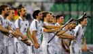 Das deutsche Hockey-Team bedankt sich bei seinen Fans, nachdem es beim Internationalen Hockey World Cup in Neu Dehli die neuseeländische Mannschaft geschlagen hat. Mit einem 5:2-Sieg konnte sich Deutschland den Einzug ins Halbfinale sichern. Foto: ap
