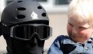 Ein Beamter des Spezialeinsatzkommandos Frankfurt hält beim Tag der offenen Tür im Polizeipräsidium in Frankfurt am Main einen kleinen Jungen auf dem Arm. Und der schreit nicht mal. Ach ja, das sind ja auch die Guten. Foto: dpa