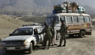 An einer Straßensperre im Tagab-Tal östlich von Kabul kontrollieren Polizisten die Insassen der Fahrzeuge. Manche Gebiete, vor allem im Süden und Osten, haben die Sicherheitskräfte jedoch nicht unter Kontrolle. Foto: ap