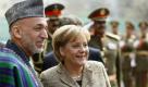 ARCHIV - Der afghanische Praesident Hamid Karsai und Bundeskanzlerin Angela Merkel sind am 3. November 2007 bei einem Treffen in Kabul zu sehen. Bundeskanzlerin Angela Merkel erwartet von der Afghanistan-Konferenz in London einen Gesamtansatz fuer das Land. Dieser muesse das Ziel haben, 'dass wir die Verantwortung Schritt fuer Schritt der afghanischen Regierung uebergeben koennen', sagte die Kanzlerin in ihrem Video-Podcast vom Samstag, 23. Januar 2010. Deutschland werde seine militaerischen Aufgaben vor allem auf die Ausbildung der Sicherheitskraefte konzentrieren und diese Verpflichtungen im Norden Afghanistans 'in einer schnelleren und konzentrierteren Art' als bisher umsetzen. (AP Photo/Johannes Eisele, Pool, Archiv) ** zu APD5704 ** --- FILE - German Chancellor Angela Merkel, right, talks with Afghan President Hamid Karzai, in this Nov. 3, 2007 file photo taken in Kabul, Afghanistan. (AP Photo/Johannes Eisele, Pool) Foto: ap