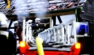 Feuerwehrmänner löschen das ausgebrannte Gasthaus Zur Kluse in Essen. Das denkmalgeschützte Haus fing in der Nacht zu Dienstag aus bisher ungeklärter Ursache Feuer. Es wurde niemand verletzt. Foto: ddp
