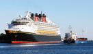 Am Kreuzfahrtterminal in Warnemünde liegt am Morgen das 294 Meter lange Kreuzfahrtschiff Disney Magic mit 2800 Urlaubern an Bord. Es ist der erste Besuch eines Passagierschiffes der amerikanischen Reederei Disney Cruises in der Stadt. Mit 112 Schiffsanläufen ist Warnemünde einer der beliebtesten Kreuzfahrthäfen Deutschlands. Foto: ap