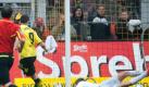 Dortmunds Robert Lewandowski erzielt das 2:0 gegen Freiburgs Torwart Daniel Batz. Foto: Bernd Thissen Foto: dpa