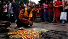 Ein Priester zeichnet mit Puder ein hinduistisches Symbol auf eine Straße im nepalesischen Katmandu. Die Hindus feiern dieser Tage den Geburtstag von Kumar, dem Gott des Krieges und Sohn Shivas. Foto: ap
