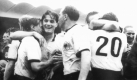 Jubelnd und lachend umarmen sich die deutschen Fußball-Nationalspieler und beglückwünschen sich, nachdem sie mit ihrer Mannschaft mit einem 3:2-Sieg über Ungarn im Endspiel die Fußball-Weltmeisterschaft von 1954 im Berner Wankdorf-Stadion gewonnen haben (Archivfoto vom 04.07.1954). Neun Jahre nach dem Kriegsende schaffte die deutsche Fußballnationalmannschaft die Sensation und verhalf den Deutschen erstmals zum Weltmeistertitel. dpa (zu dpa Themenpaket zum 50. Jahrestag des ersten deutschen WM-Sieges vom 21.06.2004 - nur s/w)
pixel Foto: dpa