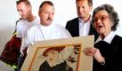 Elisabeth Leopold (rechts), Witwe des Kunstsammlers Rudolf Leopold, präsentiert das Gemälde Portrait von Wally aus dem Jahr 1912 von Egon Schiele am Wiener Flughafen. Das Gemälde stand im Mittelpunkt eines gerade entschiedenen Verfahrens, in dem die USA eine Vereinbarung zwischen der Firma Bondi Jaray und dem Leopold-Museum erwirkte. Ausgangspunkt war eine Reihe von Vorkommnissen: So wurde das Bild 1939 durch die Nazis von Bondi Jaray gestohlen. Foto: dpa