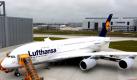 Die erste A380 für Lufthansa steht am Mittwoch (19.05.2010) am Airbus-Standort in Hamburg zur Auslieferung an die Lufthansa bereit. Die Lufthansa stellt ihren ersten Großraumjet vom Typ Airbus A380 in den Dienst. Das gut 72 Meter lange Flugzeug mit Platz für 526 Passagiere trägt den Namen «Frankfurt am Main» und soll am frühen Nachmittag mit ausgewählten Gästen nach Frankfurt fliegen, wo die Feier fortgesetzt wird. Den ersten Langstreckeneinsatz absolviert der vierstrahlige Jet am 6. Juni, um die Fußballnationalmannschaft zur Weltmeisterschaft nach Südafrika zu bringen. Foto: Maurizio Gambarini dpa/lno +++(c) dpa - Bildfunk+++ Foto: dpa