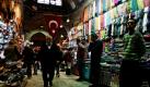 Verkäufer stehen in Istanbul auf einem Basar (Archivfoto vom 30.03.11). Die Revolutionen in Nordafrika haben den Reisemarkt kräftig durcheinandergewirbelt. Doch wo es Verlierer wie Tunesien und Ägypten gibt, muss es auch Gewinner geben: Nach den jüngsten Buchungszahlen der Branchengroessen TUI und Rewe-Touristik können sich die Türkei und Spanien, aber auch Bulgarien über einen ungeplanten Extraschwung deutscher Urlauber freuen. Foto: dapd