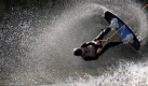Einen Salto vollführt ein Wakeboarder an einer Wasserskianlage am Blauen See bei Garbsen (Region Hannover). Foto: dpa