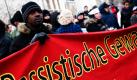 Ein Teilnehmer einer Demonstration trägt in Dessau-Rosslau ein Transparent. Der Prozess um den Tod Jallohs in einer Dessauer Polizeizelle muss neu aufgerollt werden.  Foto: ddp